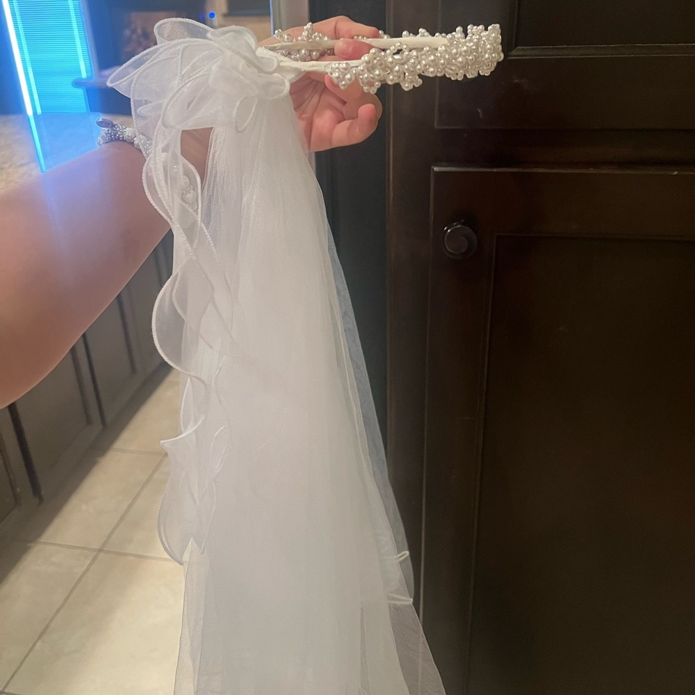 Elegant White Pearl Headband with Veil
